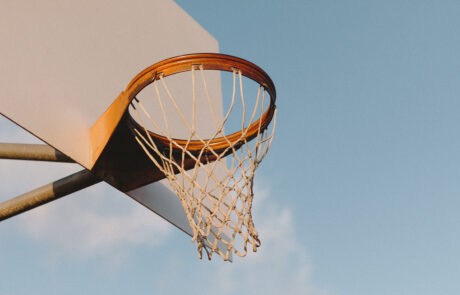 Bild på en basketkorg i solljus, tagen snett underifrån.