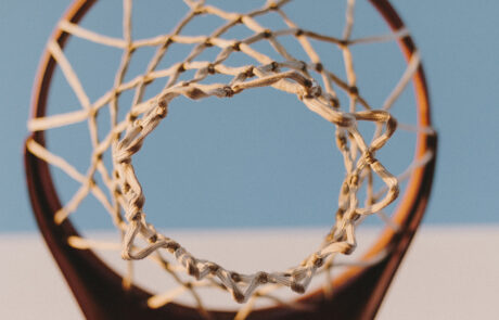 Bild av en basketkorg, tagen underifrån.