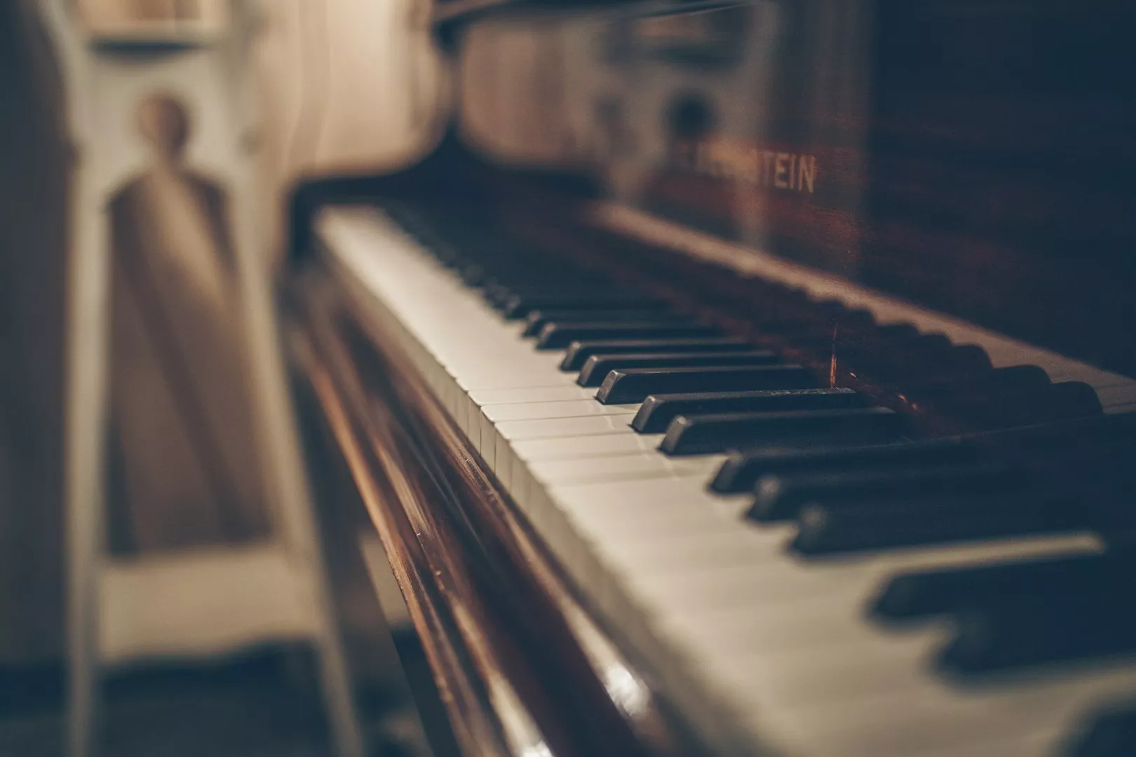 yevgeniia närbild av ett pianos tangenter